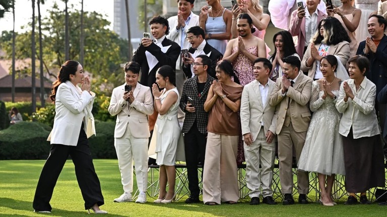 同性カップルらを迎えるペートンタン首相/Manan Vatsyayana/AFP/Getty Images